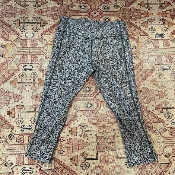 Nike Dri-fit gray leopard print Capri legging medium - Picture 5 of 6